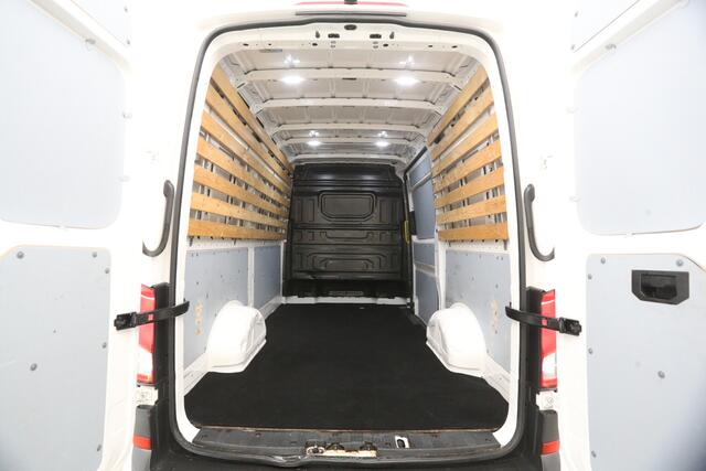 Volkswagen CRAFTER 35 2.0 TDI L3H3 | 140PK | 3000kg Trekhaak | Airco | Cruise | 3-Zits | Camera | Carplay | Parkeersens.