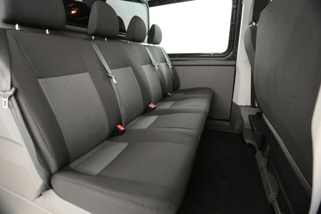 Volkswagen CRAFTER 35 2.0 TDI L3H2 | 140PK | DC | 7-Zits | 3000kg Trekhaak | Automaat | Airco | Cruise | Camera | Carplay | Parkeersens.