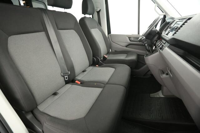 Volkswagen CRAFTER 35 2.0 TDI L3H2 | 140PK | DC | 7-Zits | 3000kg Trekhaak | Automaat | Airco | Cruise | Camera | Carplay | Parkeersens.