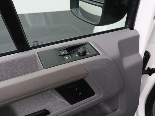 Volkswagen CRAFTER 2.0TDI L3H3 | Kastinrichting | Imperiaal | Trekhaak | Navigatie | Airco | Cruise | 3-Persoons | Betimmering