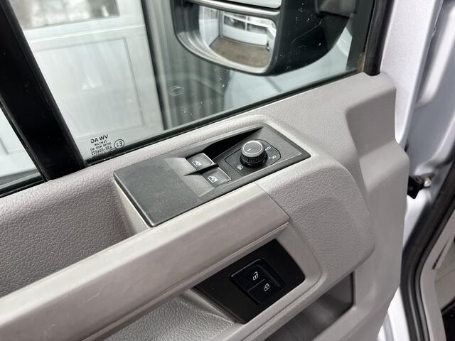 Volkswagen CRAFTER 35 2.0 TDI L3H3/L2H2 Airco Cruise controle Camera Telefoonverbinding Parkeersensoren voor en achter Imperiaal Kastinrichting Lang hoog 3-Persoons Euro 6 Bpm vrij voor particulier gebruik !!