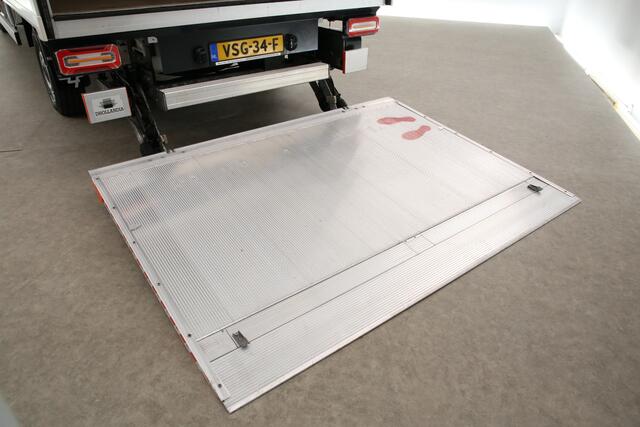 Volkswagen CRAFTER 35 2.0 TDI | Bakwagen | Laadklep | Zijdeur | 3000KG Trekgew. | 3-Zits | Airco | Cruise | Carplay