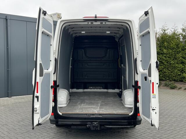 Volkswagen CRAFTER 35 2.0 TDI 141 PK / DSG AUTOMAAT / L3H3 / 3 TONS TREKHAAK / AIRCO / CAMERA / 3-ZITS