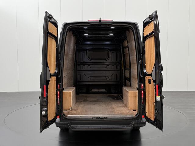 Volkswagen CRAFTER 2.0TDI 177PK L3H3 | Led | Leder | Navigatie | Camera | 3-Persoons | Betimmering