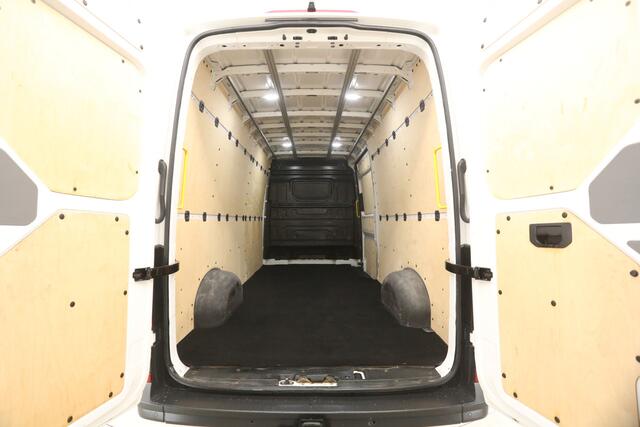 Volkswagen CRAFTER 35 2.0 TDI L4H3 | 177PK | 3000kg Trekgew. | Aut. | Airco | 3-Zits | Carplay | Trekh. | Camera | Parkeersens.