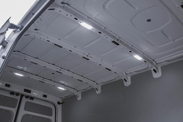 Volkswagen CRAFTER 2.0 TDI 102PK L3H3 NAVI Trekhaak Airco Leder