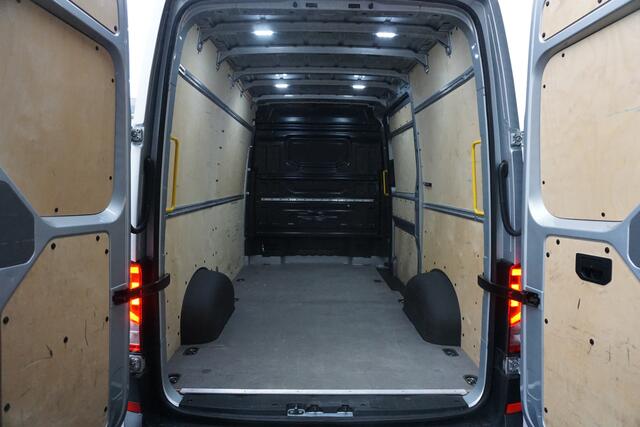 Volkswagen CRAFTER 140pk Automaat L3H3/L2H2 Apple carplay Camera Stoelverwarming Airco Parkeersensoren