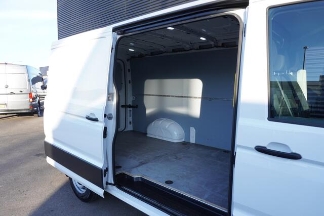 Volkswagen CRAFTER 35 140pk Automaat L3H2/L2H1 Apple Carplay Trekhaak Navigatie Camera Cruise control Airco 3-zits