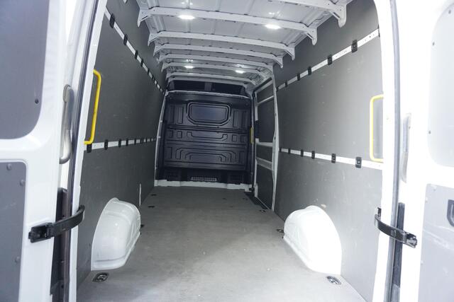 Volkswagen CRAFTER 35 140pk Automaat Facelift L4H3/L3H2 Apple Carplay Camera Cruise control Standkachel Stoelverwarming Airco