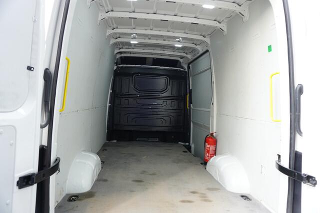 Volkswagen CRAFTER 35 177pk RWD L3H3/L2H2 Navigatie Apple Carplay Camera 3500kg Trekhaak