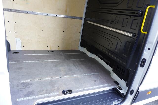 Volkswagen CRAFTER 35 180pk L3H3/L2H2 Apple Carplay Trekhaak Tacho LED Navigatie Camera Cruise control