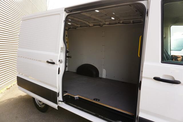 Volkswagen CRAFTER 35 140pk L3H2 / L2H1 Trekhaak Apple Carplay 3-zits Parkeersensoren Euro6