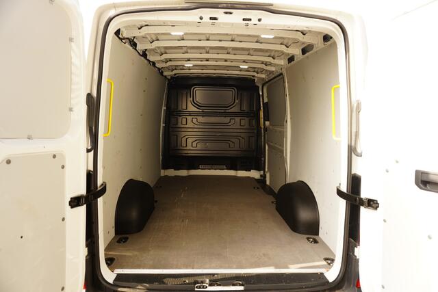 Volkswagen CRAFTER 35 140pk L3H2 / L2H1 Trekhaak Apple Carplay 3-zits Parkeersensoren Euro6