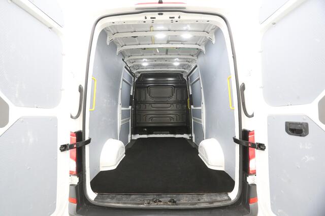 Volkswagen CRAFTER 2.0 TDI L3H3 | Aut. | 3000kg Trekgew. | Airco | Cruise | Camera | Carplay | 3 Zits | Trekhaak | 2xSchuifdeur | Parkeersens.