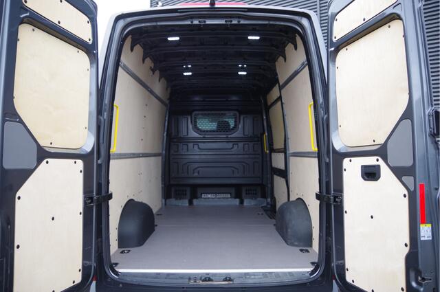 Volkswagen CRAFTER 35 2.0 TDI L3H3 177PK AUT. LED, STOELVERWARMING, TREKHAAK, ERGO ACTIVE GEVEERDE STOEL, CLIMATE CONTROL, CAMERA, NAVI, PARKEERSENSOREN
