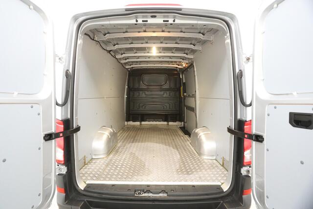 Volkswagen CRAFTER 2.0 TDI 140PK L3H2 | Airco | Cruise | Carplay | 3 Zits | Parkeersens. | Navi