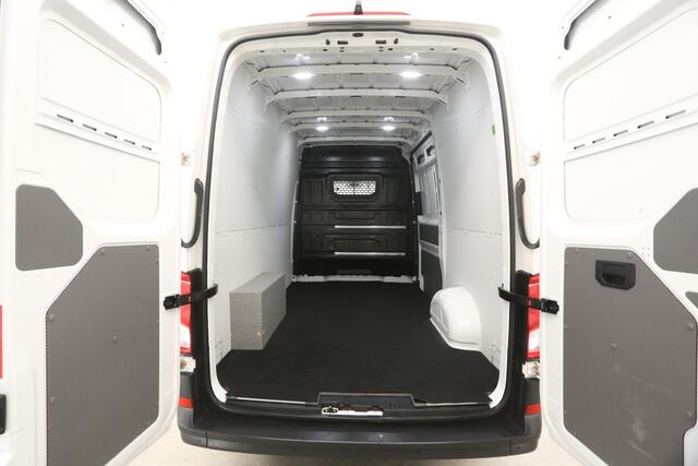 Volkswagen CRAFTER 2.0 TDI L3H3 140PK | Aut. | 3000KG Trekgew. | Airco | Adap. Cruise | Camera | Carplay | Parkeersens.