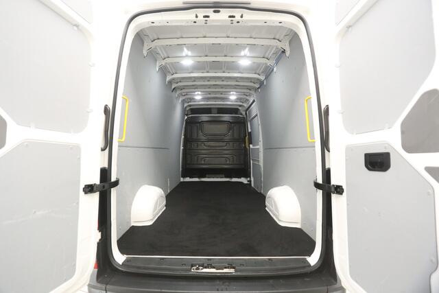 Volkswagen CRAFTER 2.0 TDI 177PK L4H3 | Aut. | 3000kg Trekgew. | Airco | Cruise | Camera | 3 Zits | Carplay | Stoelverw. | Parkeersens.
