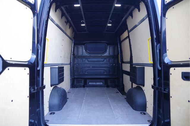 Volkswagen CRAFTER 35 2.0 TDI L3H3 177PK AUT. LED, ADAPT. CRUISE, STOELVERWARMING, STANDKACHEL, ERGO COMFORT STOEL GEV, CAMERA, NAVI, CLIMA, VOORRUIT VERWARMING