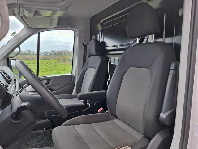 Volkswagen CRAFTER 35 2.0TDI 177pk! L3H3 EL Highline Trekhaak Camera Navi PDC-a+v Dab Treeplanken Schuifdeur Bluetooth EURO-6 CruiseControl Voorruitverwarming Betonplex-Vloer Wandbetimmering Aut.Verlichting Elek.Ramen/Spiegels Euro 6 Krachtige motor 177pk/410Nm zorgt voor 3