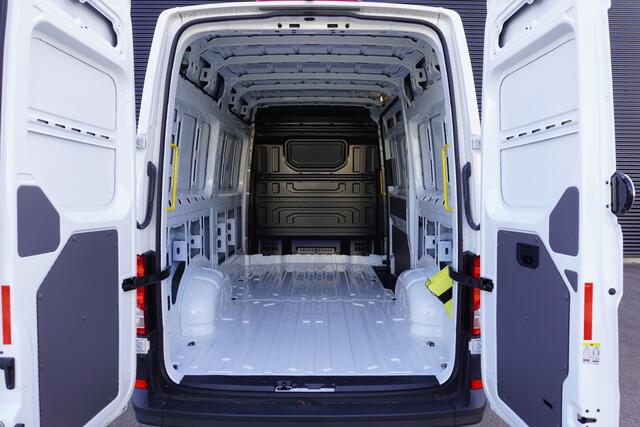 Volkswagen CRAFTER 140 pk L3H3/L2H2 Apple Carplay Camera LED Airco 3-Zits