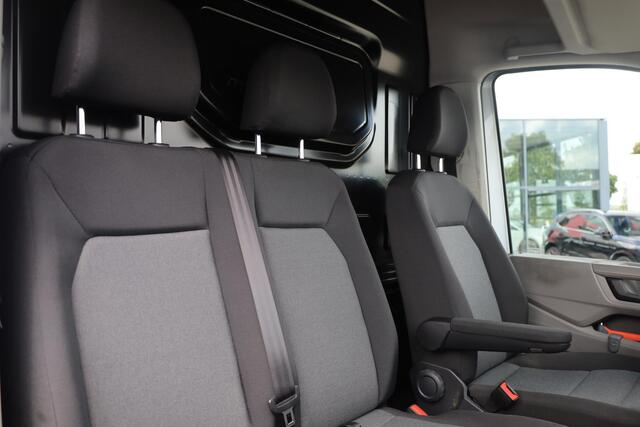Volkswagen CRAFTER 35 2.0 TDI L3H3 Highline 140PK / 103kW, NL auto 1e eigenaar nieuw door ons geleverd en onderhouden, Full LED, navigatie, 3 zits, park assist, achteruitrijcamera, multifunctioneel stuurwiel, airco, voorruit verwarming, vloer, zijwand bekleding