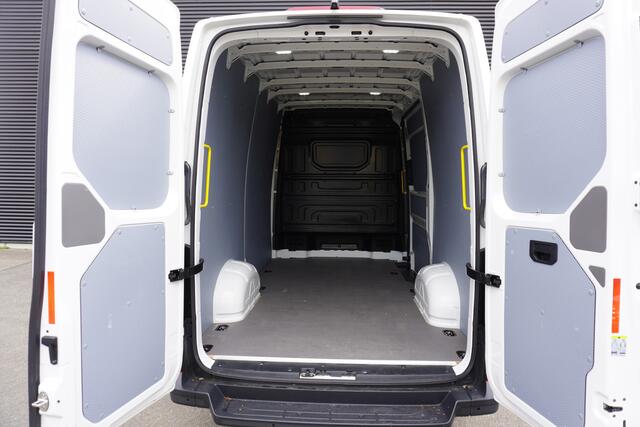 Volkswagen CRAFTER 35 140pk L3H3/L2H2 Apple Carplay Camera Parkeersensoren 3-zits Airco