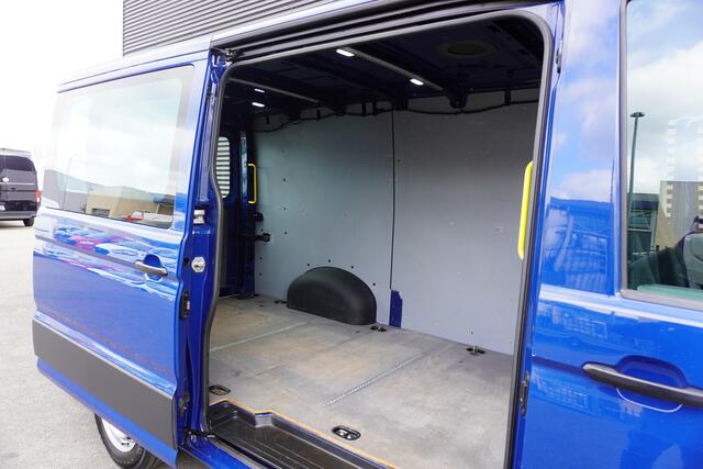 Volkswagen CRAFTER 35 140pk L3H3/L2H2 Navigatie Trekhaak Parkeersensoren Stoelverwarming Airco