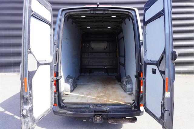 Volkswagen CRAFTER 35 180pk Automaat L3H3/L2H2 Apple Carplay Camera Parkeersensoren Trekhaak Navigatie 3-Zits Cruise control Airco