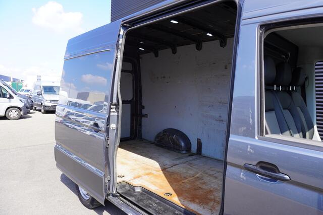 Volkswagen CRAFTER 35 180pk Automaat L3H3/L2H2 Apple Carplay Camera Parkeersensoren Trekhaak Navigatie 3-Zits Cruise control Airco