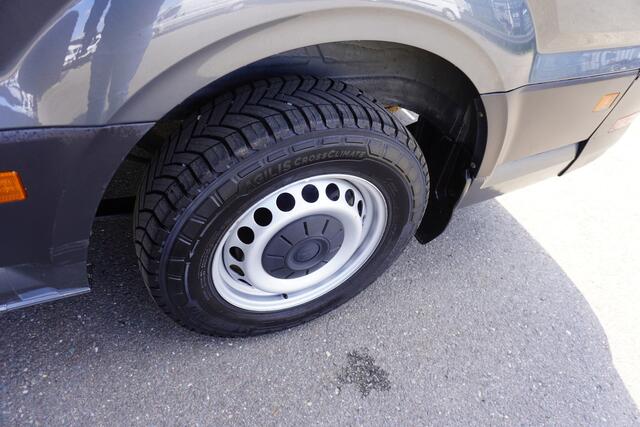 Volkswagen CRAFTER 35 180pk Automaat L3H3/L2H2 Apple Carplay Camera Parkeersensoren Trekhaak Navigatie 3-Zits Cruise control Airco