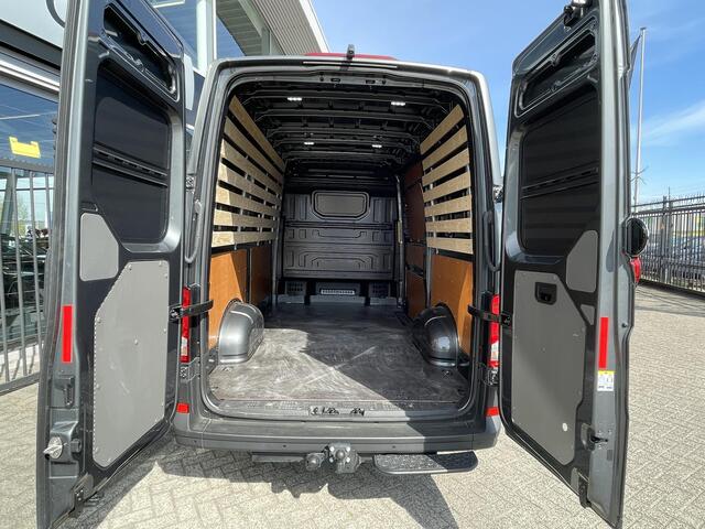 Volkswagen CRAFTER 35 Exclusive L3H3 140 pk Automaat BPM vrij | 3-Zits | Led | ACC | Trekhaak | Navigatie | Camera | DAB+ | Stoelverwarming | Stuurverwarming | Voorruitverwarming