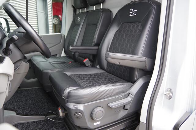 Volkswagen CRAFTER 35 2.0 TDI L3H3 75 EDITION 177PK AUT. LED, LEDER, TREKHAAK, ERGO ACTIVE GEVEERDE STOEL, STUURVERWARMING, STOELVERWARMING, VOORRUITVERWARMING, ADAPT. CRUISE, CAMERA, NAVI, CLIMA, NL AUTO, NAP