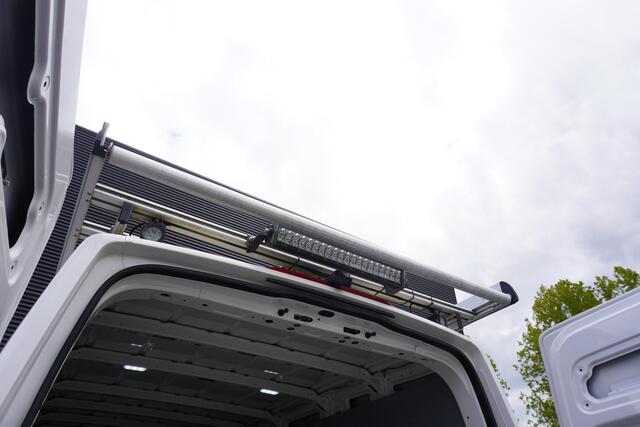 Volkswagen CRAFTER 180pk L4H3/L3H2 LED Imperiaal werkplaats inrichting Cruise control Trekhaak Camera