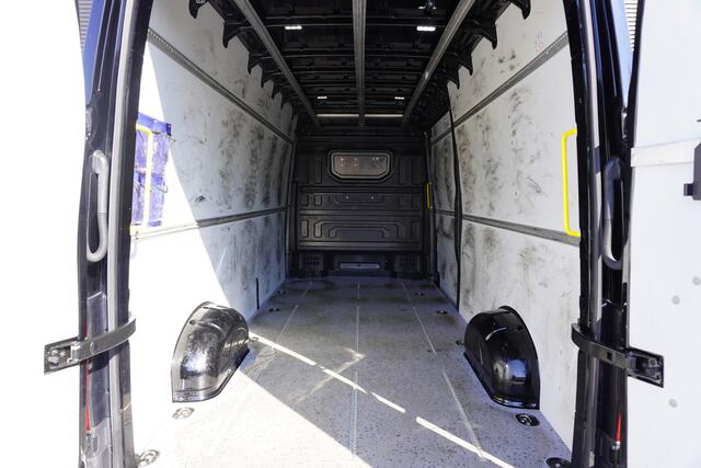 Volkswagen CRAFTER 35 180pk Automaat L4H3/L3H2 Parkeersensoren Camera 2-zits Apple Carplay