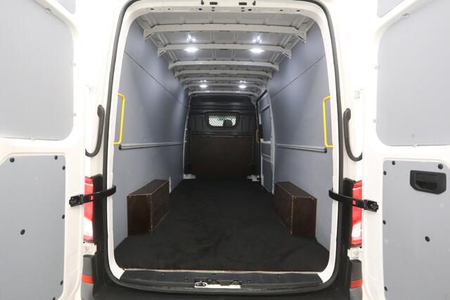 Volkswagen CRAFTER 2.0 TDI L4H3 140PK | Marge | Airco | 3 Zits | Trekhaak | Parkeersens.