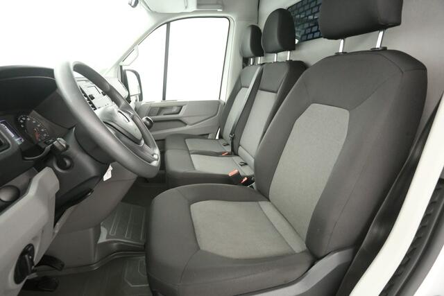 Volkswagen CRAFTER 2.0 TDI L4H3 140PK | Marge | Airco | 3 Zits | Trekhaak | Parkeersens.