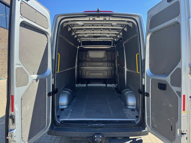 Volkswagen CRAFTER 35 2.0 TDI L3H3 140pk Automaat - ACC - LED - Geveerde Stoel - Carplay - Camera - Betimmering - Rijklaar