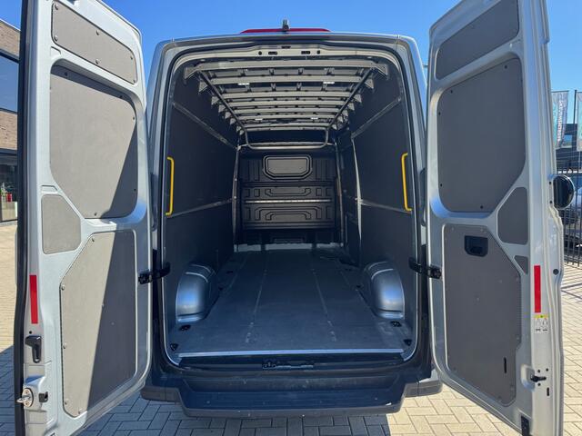 Volkswagen CRAFTER 35 2.0 TDI L4H3 140pk Automaat - ACC - LED - Geveerde Stoel - Carplay - Camera - Betimmering - Rijklaar