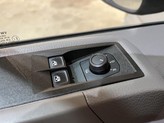 Volkswagen CRAFTER 35 2.0 TDI L3H3 140 PK Automaat / Euro 6 / Trekhaak 3.000 KG / Airco / Cruise Control / CarPlay / PDC / Navigatie / 3-Zits / 69.000 KM !!