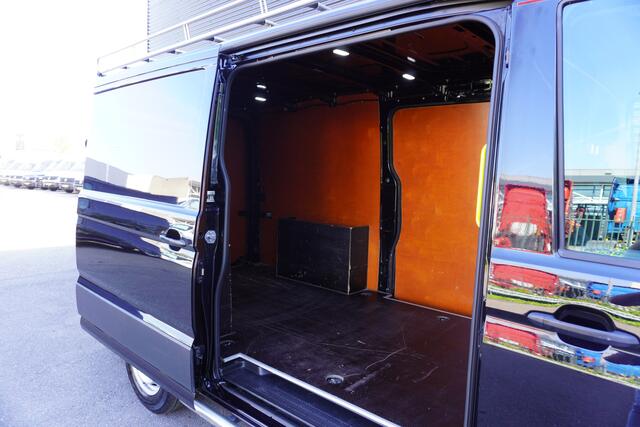 Volkswagen CRAFTER 35 2.0 TDI L3H2/L2H1 2x Schuifdeur LED Trekhaak Navigatie Camera Parkeersensoren Cruise control Imperiaal Sidebars