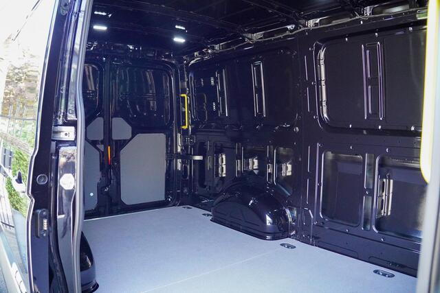Volkswagen CRAFTER 2.0 TDI 140 pk DSG Aut. L3H2 nwe Model, Navi LED Koplampen, 270 Graden Deuren, PDC V+A, BPM vrij, 3-Zits
