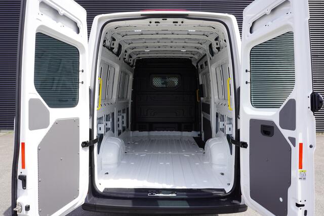 Volkswagen CRAFTER 140pk L3H3/L2H2 Facelift Digitaal dashboard Apple Carplay Cruise control Parkeersensoren 3-zits