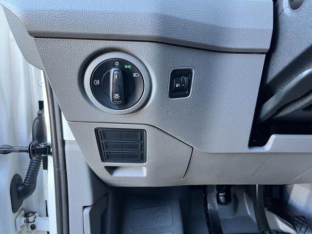 Volkswagen CRAFTER 35 2.0 TDI L3 Fassi Laadkraan M15A Trekhaak 3500 kg trekgewicht Airco Apple carplay Cruise controle 3-Persoons Kastinrichting Open laadbak Pick-up Euro 6 Bakwagen P-up Telefoonverbinding