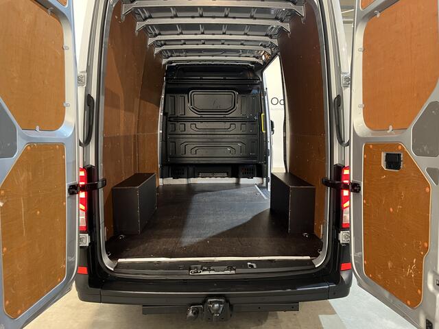 Volkswagen CRAFTER 35 2.0 TDI L3H3 140 PK Automaat / Euro 6 / Trekhaak 3.000 KG / Airco / Cruise Control / PDC / CarPlay / Navigatie / 3-Zits / 49.350 KM !!