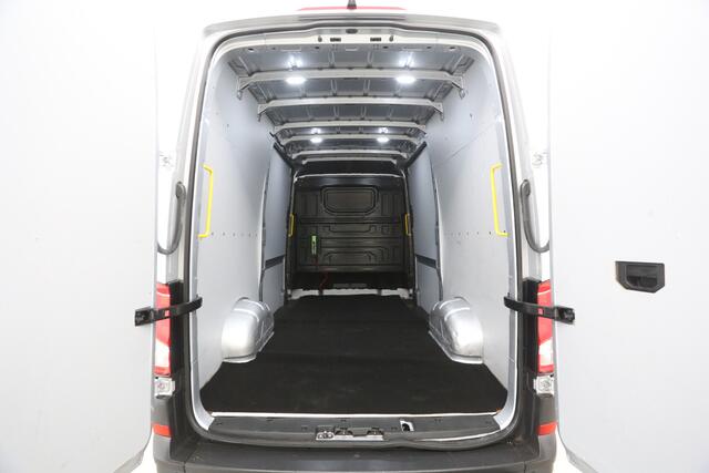 Volkswagen CRAFTER 2.0 TDI 177PK L3H3 | Automaat | 3000kg Trekgew. | Trekhaak | Airco | Camera | 3 Zits | Cruise | 2xSchuifdeur | Carplay