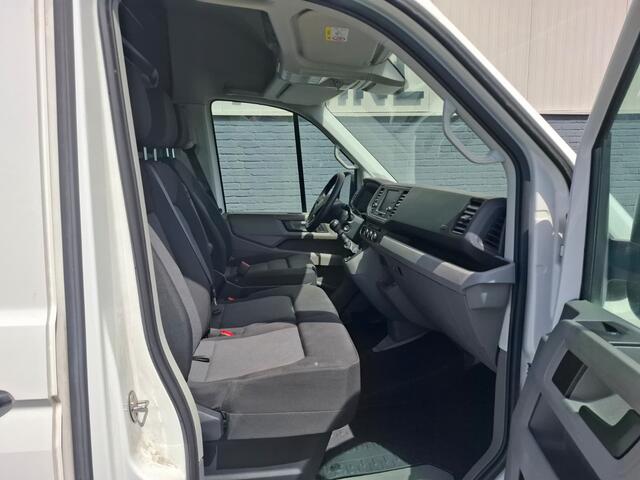 Volkswagen CRAFTER 35 2.0TDI L3H3 3-Persoons Camera Navi Cruise Control Voorruitverwarming Pdc DAB+ Bluetooth Airco Highline Betonplex vloer Wandbetimmering Schuifdeur Regen-Lichtsensor 2.500KG Trekgewicht Origineel Nederlandse Auto