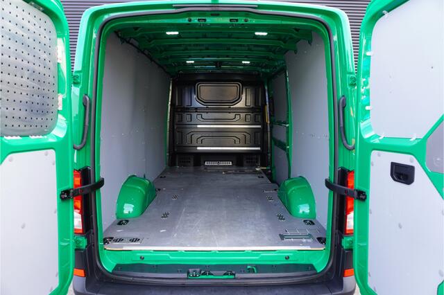 Volkswagen CRAFTER 163pk RWD Automaat L3H2/L2H1 Apple carplay Camera Navigatie LED 3-Zits 3500kg Trekgewicht