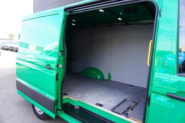 Volkswagen CRAFTER 163pk RWD Automaat L3H2/L2H1 Apple carplay Camera Navigatie LED 3-Zits 3500kg Trekgewicht