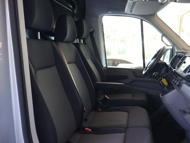 Volkswagen CRAFTER 35 2.0 TDI 140 PK L3H3 TWO-TONE + 3000 KG TREKHAAK | APPLE CARPLAY | CRUISE | SIDEBARS | NAVIGATIE